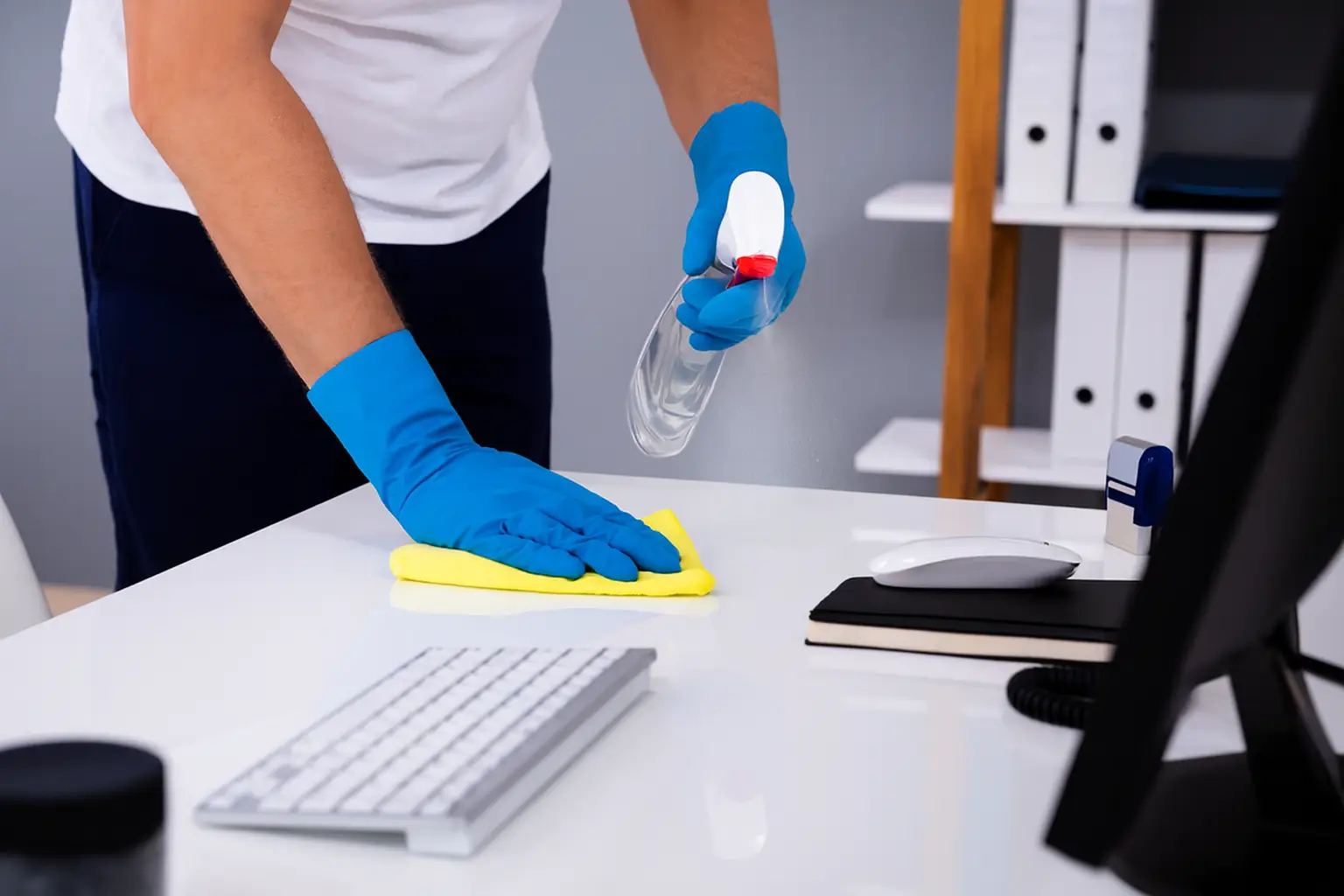 Toimiston siivous työpöydällä